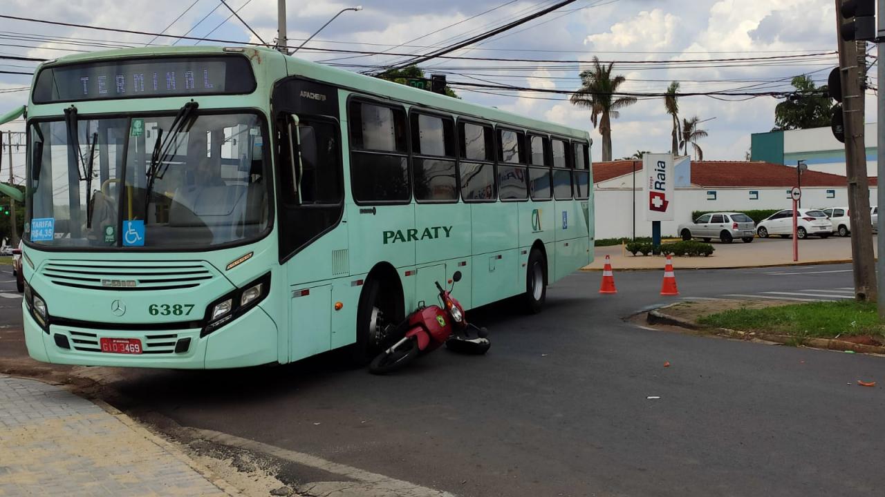 Foto 1 de 8 — Mulher fica ferida após acidente entre ônibus e motocicleta em Araraquara